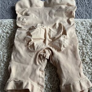 NWOT Skims sculpt mid thigh shorts